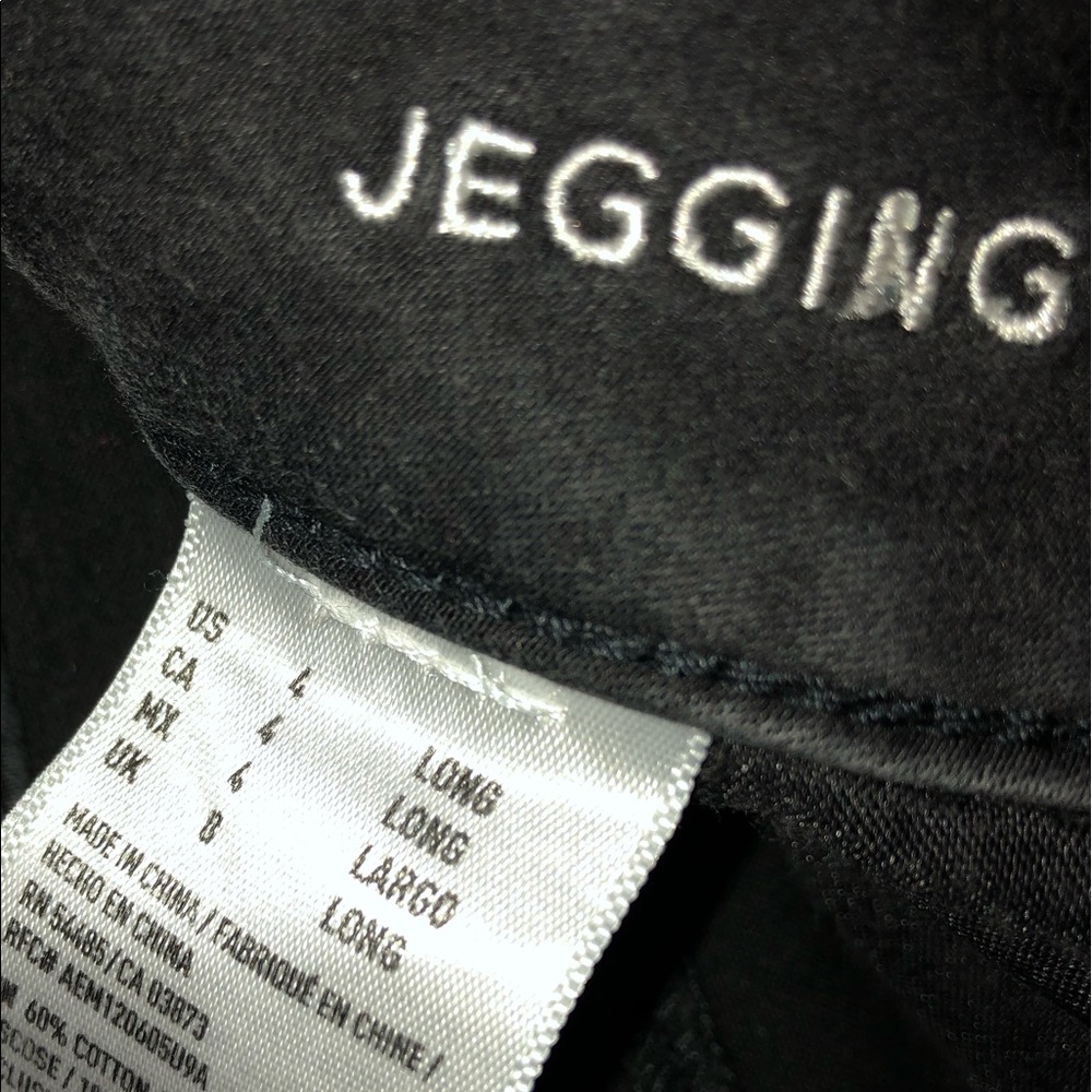 American Eagle Outfitters black jegging jeans.